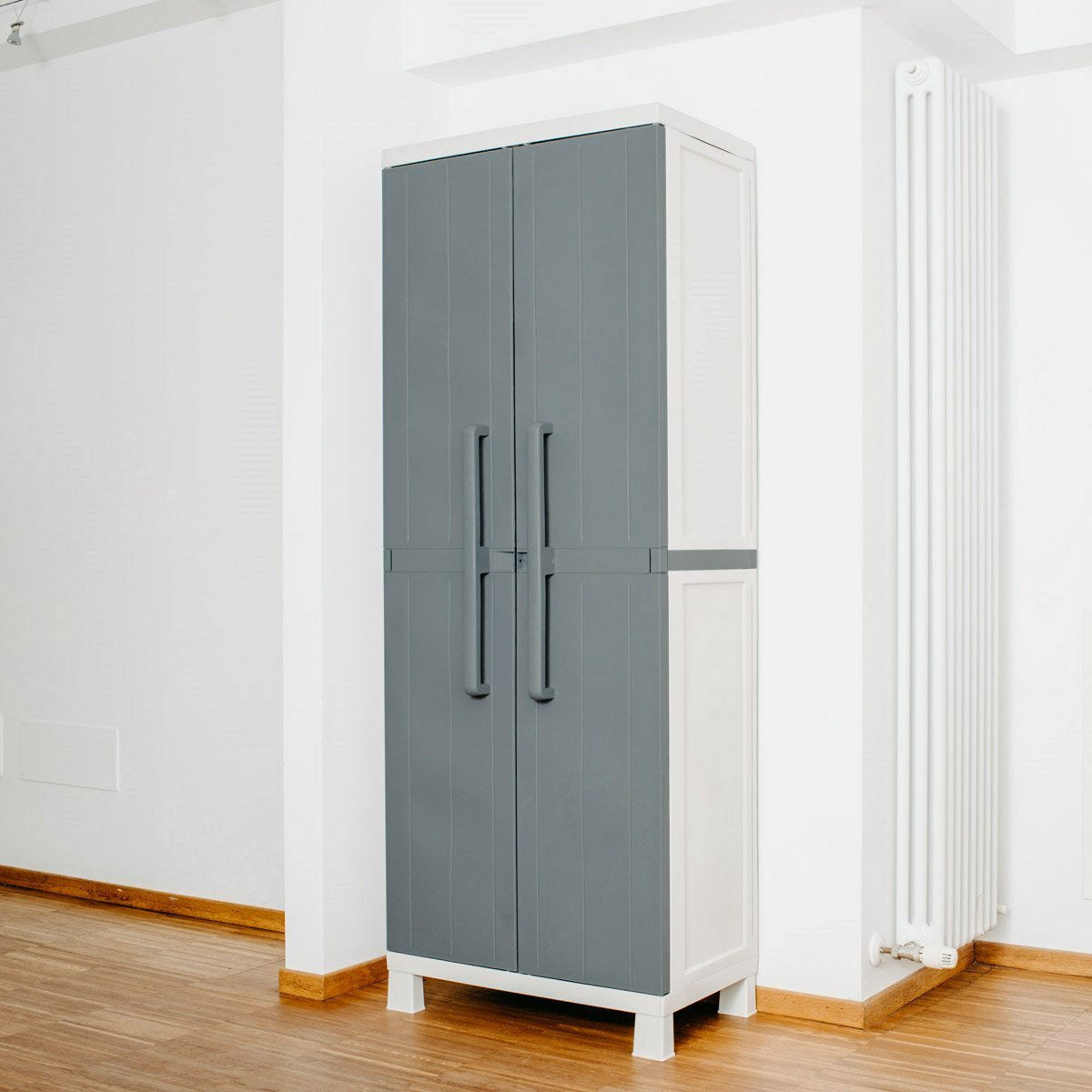 TOOMAX - Armadio Portascope Anniversary Midi 2 ante
con 1 vano porta-attrezzi e 2 ripiani posizionabili - h173x65x37 cm